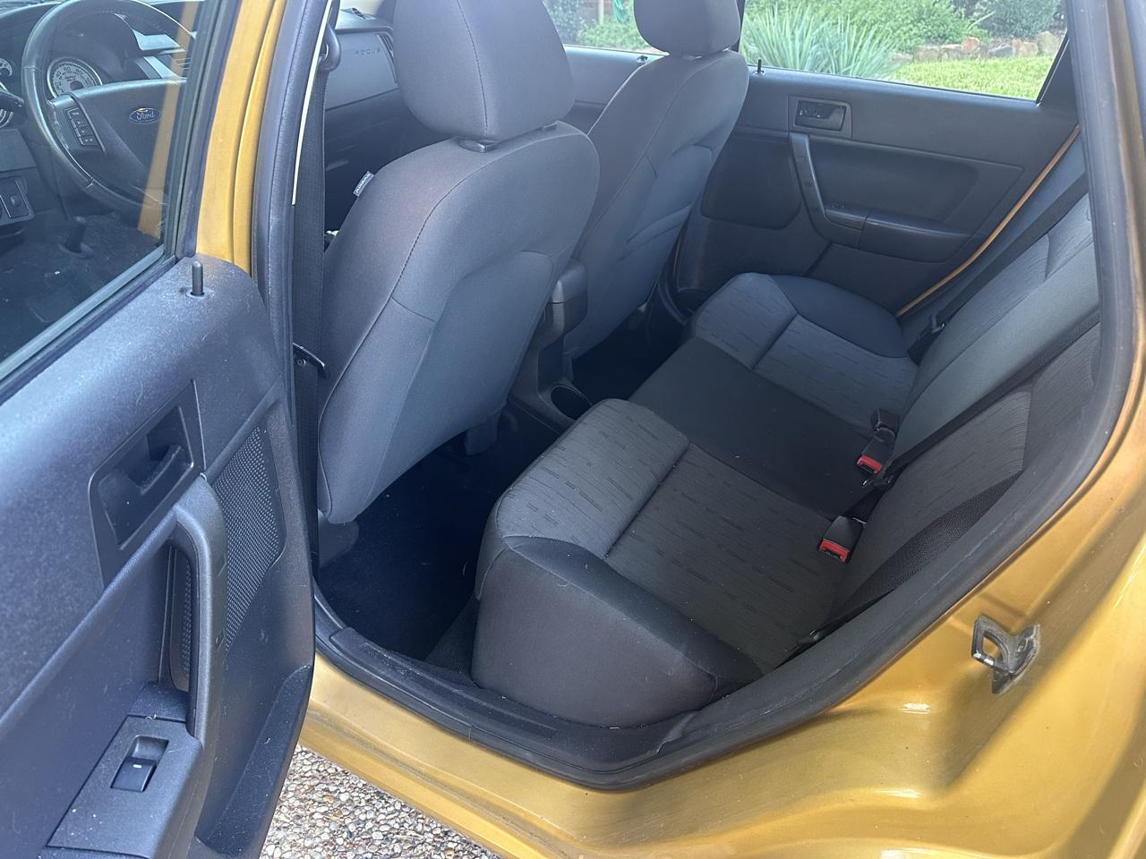 Ford Focus 4dr Sdn SE 2009