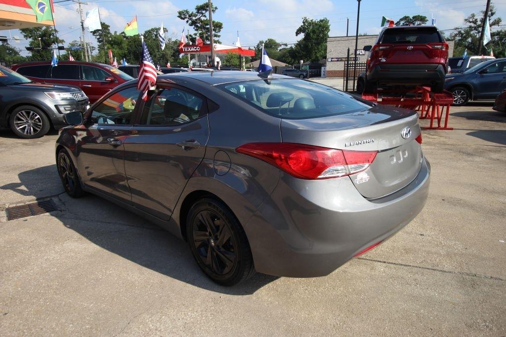 Hyundai Elantra GLS M/T 2013