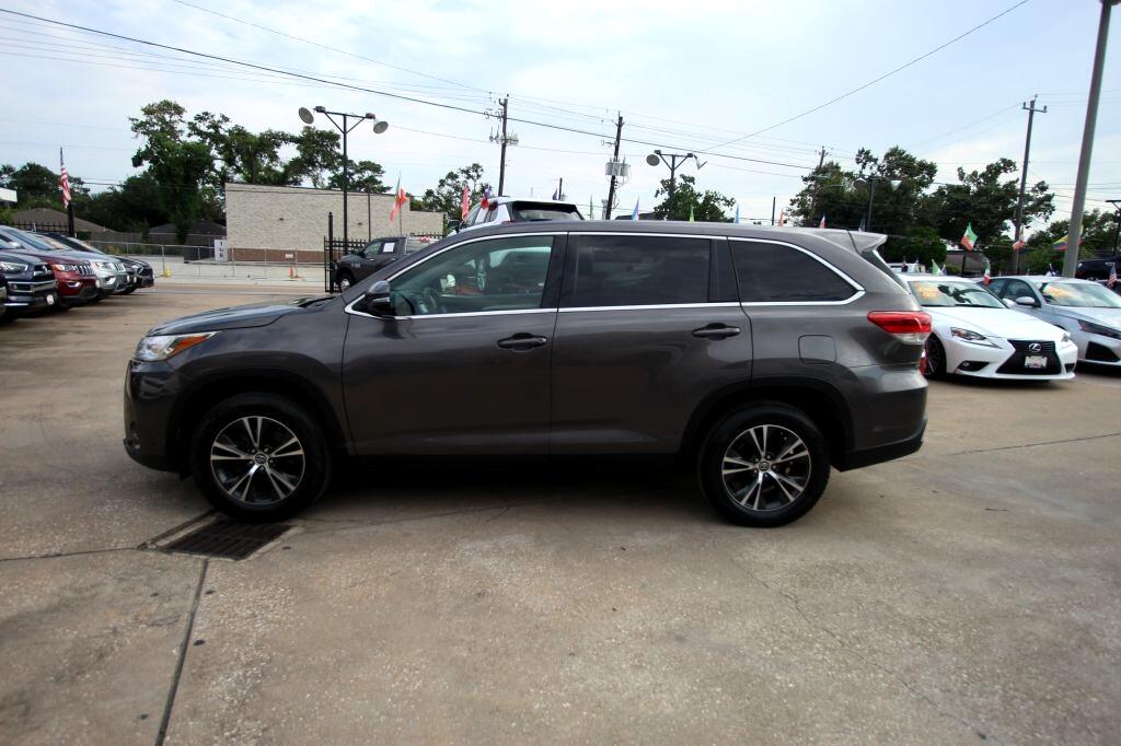 Toyota Highlander LE Plus FWD V6 2019 Toyota Highlander LE Plus FWD V6 2019