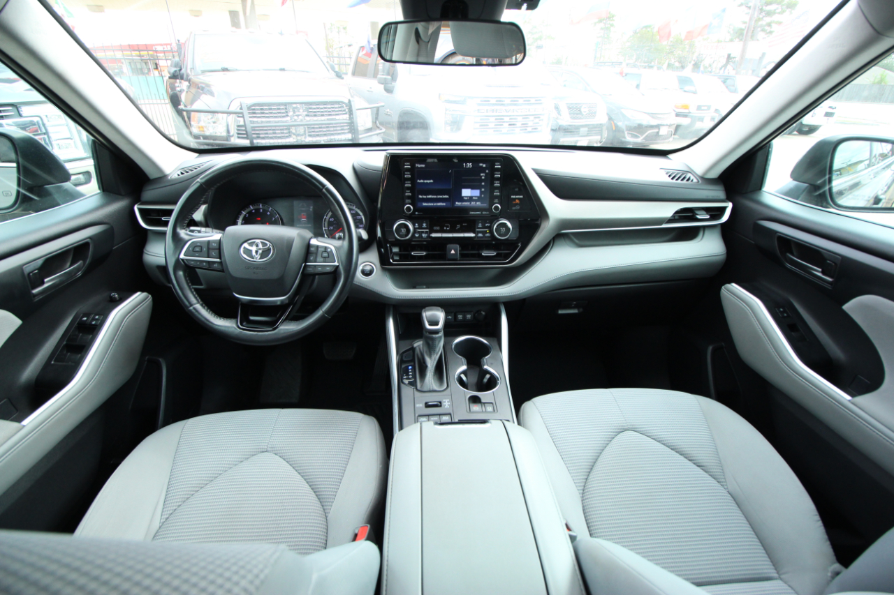 Toyota Highlander LE AWD V6 2021