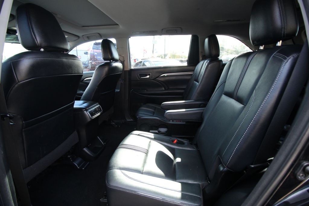 Toyota Highlander SE FWD V6 2017