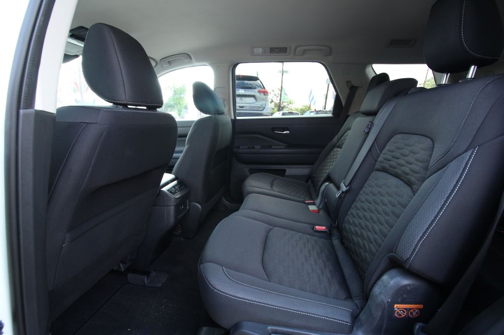 Nissan Pathfinder SV 2022