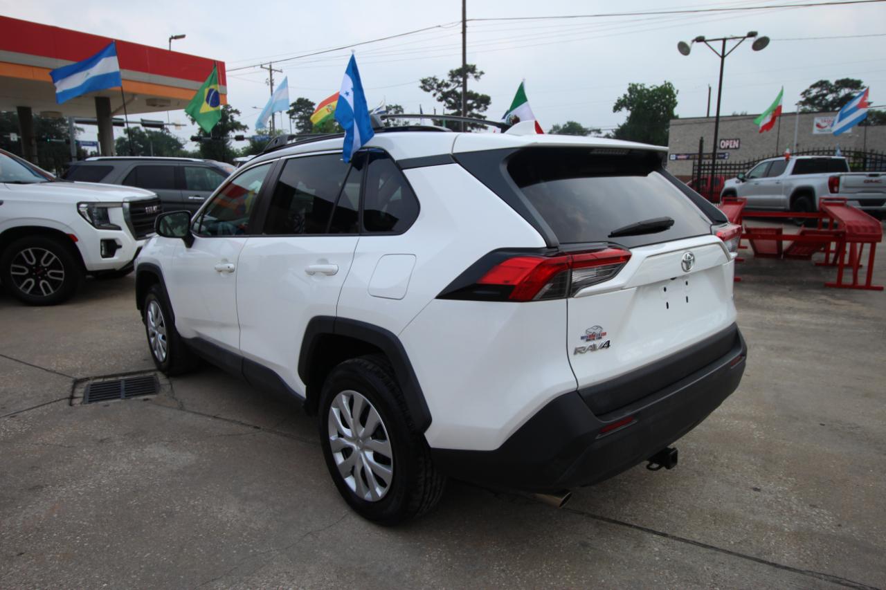 Toyota RAV4 LE 2021