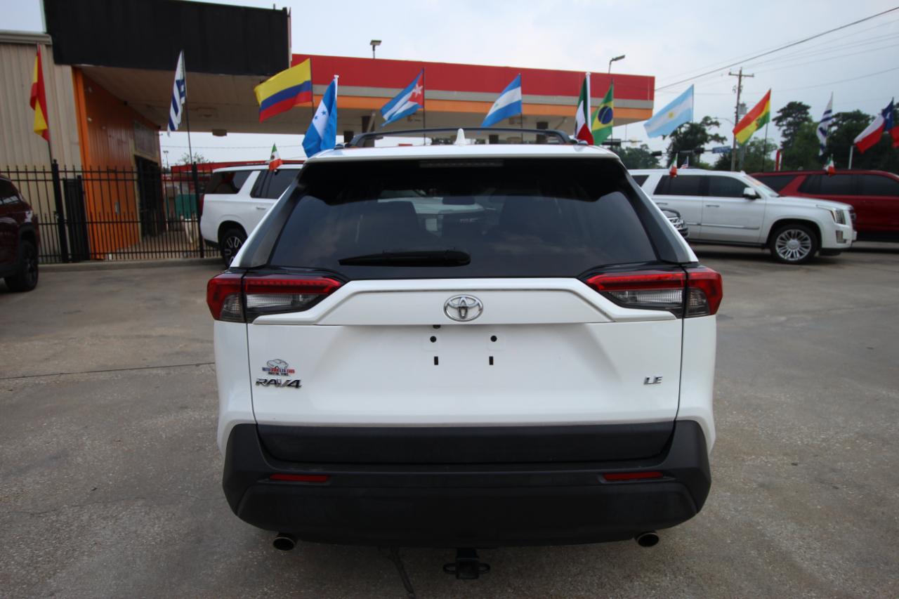 Toyota RAV4 LE 2021