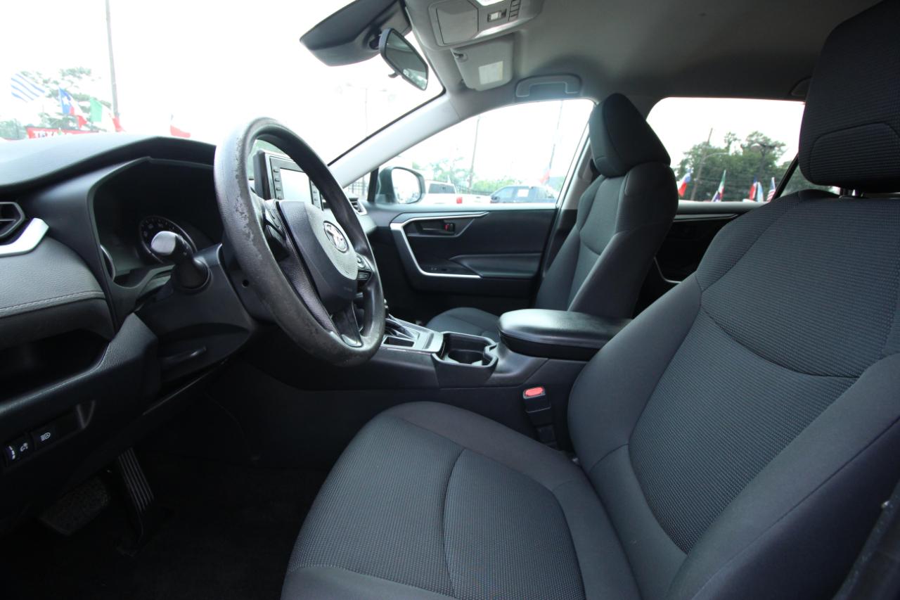 Toyota RAV4 LE 2021