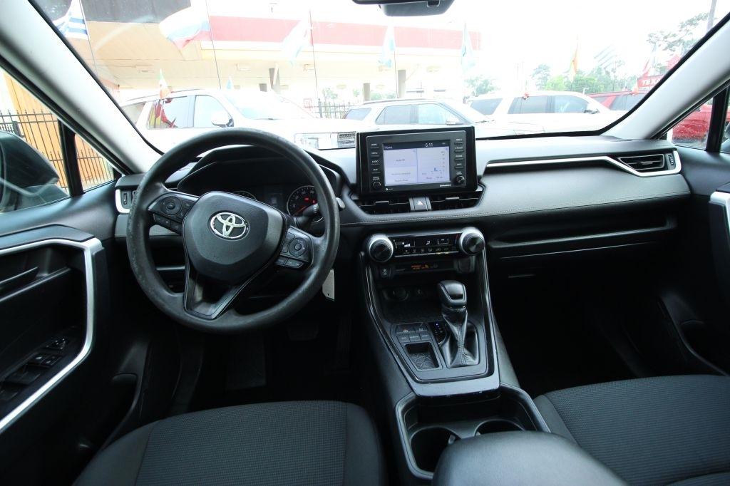 Toyota RAV4 LE 2021