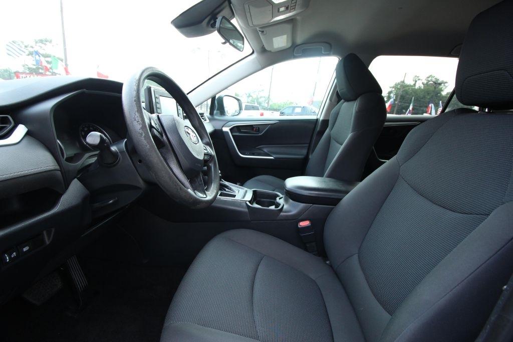 Toyota RAV4 LE 2021