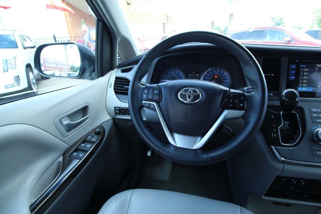 Toyota Sienna Limited Premium 7-Passenger 2017