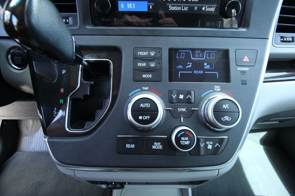 Toyota Sienna Limited Premium 7-Passenger 2017
