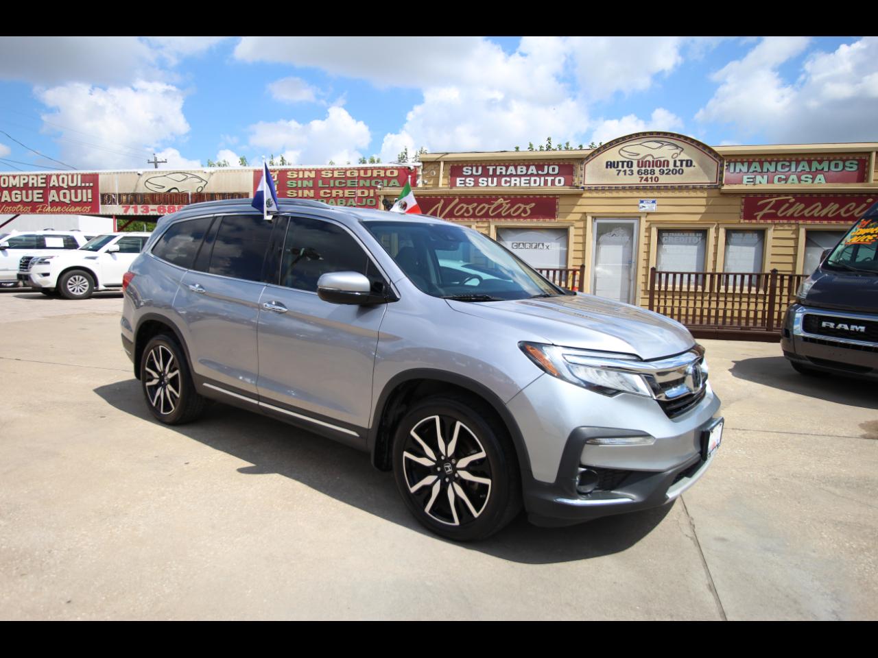 Honda Pilot Touring w/Rear Captain's Chairs AWD 2020
