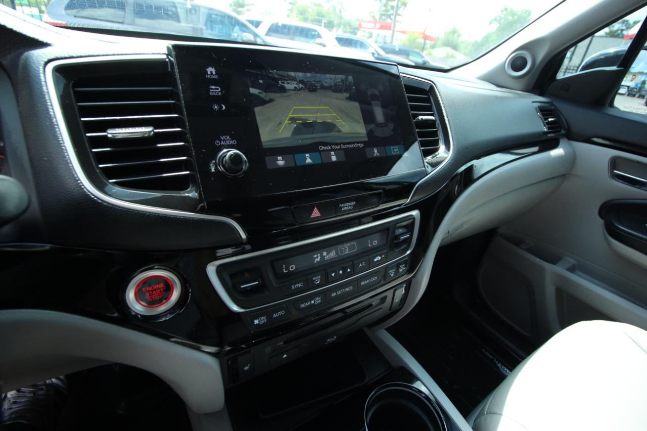 Honda Pilot Touring w/Rear Captain's Chairs AWD 2020