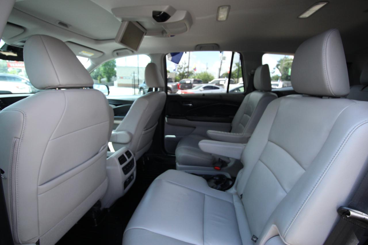 Honda Pilot Touring w/Rear Captain's Chairs AWD 2020