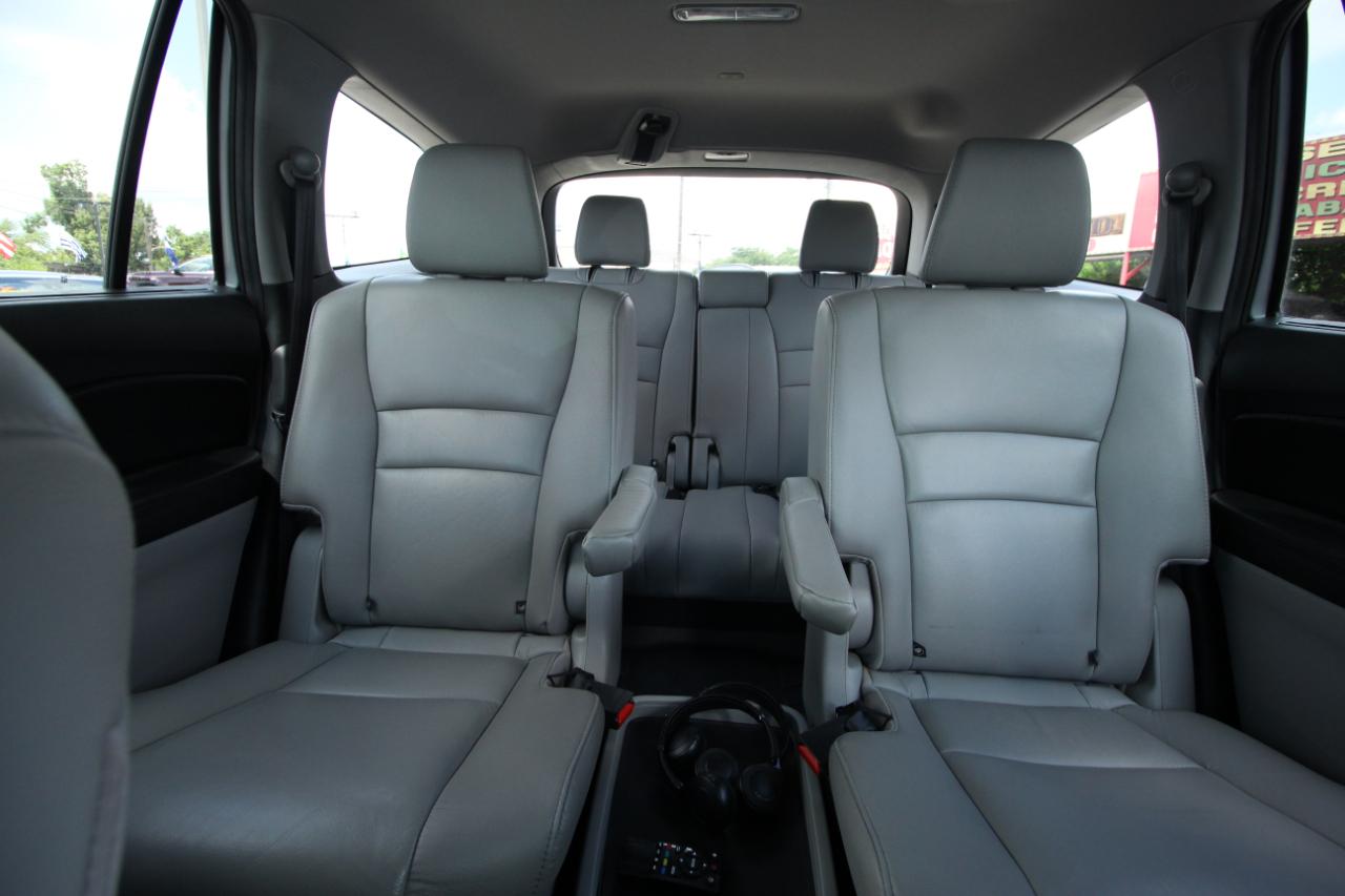 Honda Pilot Touring w/Rear Captain's Chairs AWD 2020