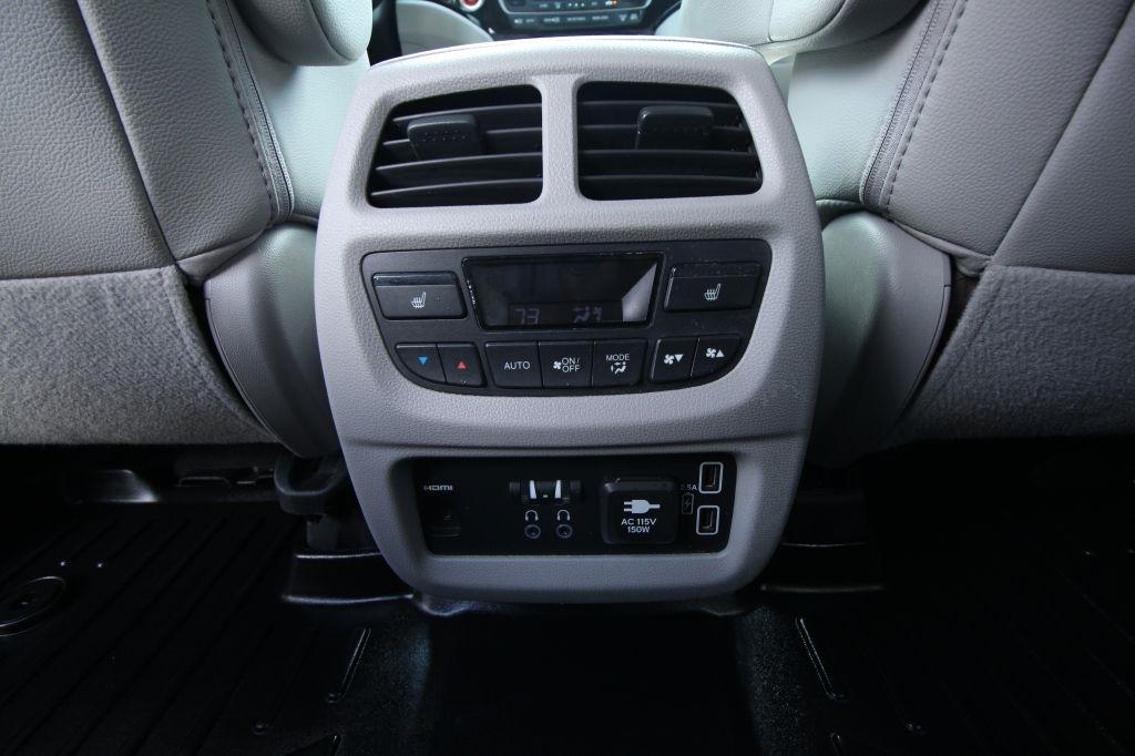 Honda Pilot Touring w/Rear Captain's Chairs AWD 2020