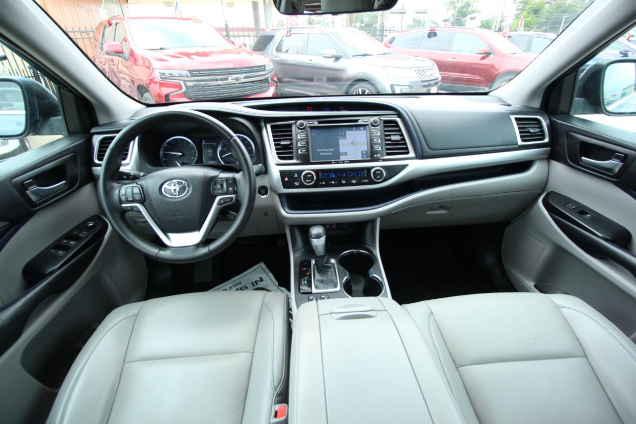 Toyota Highlander SE FWD V6 2019