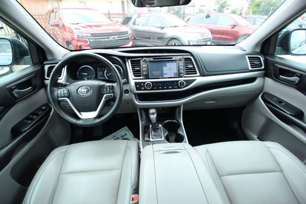 Toyota Highlander SE FWD V6 2019