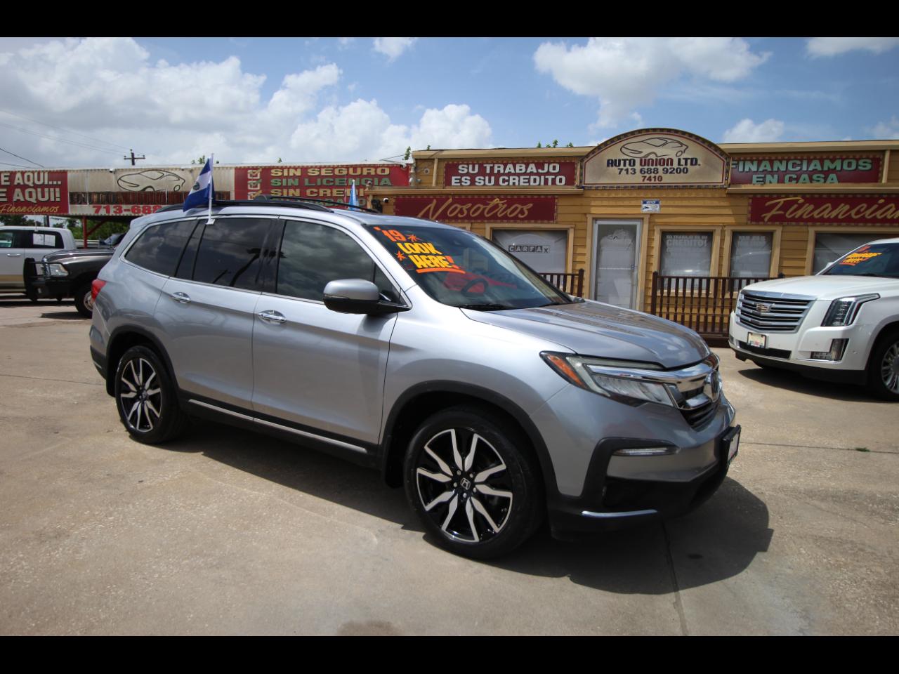 Honda Pilot Touring w/Rear Captain's Chairs 2019