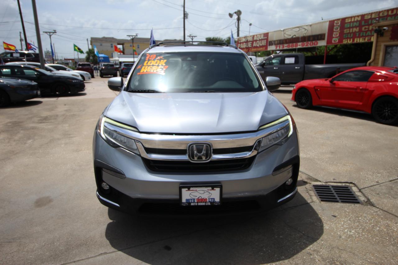 Honda Pilot Touring w/Rear Captain's Chairs 2019