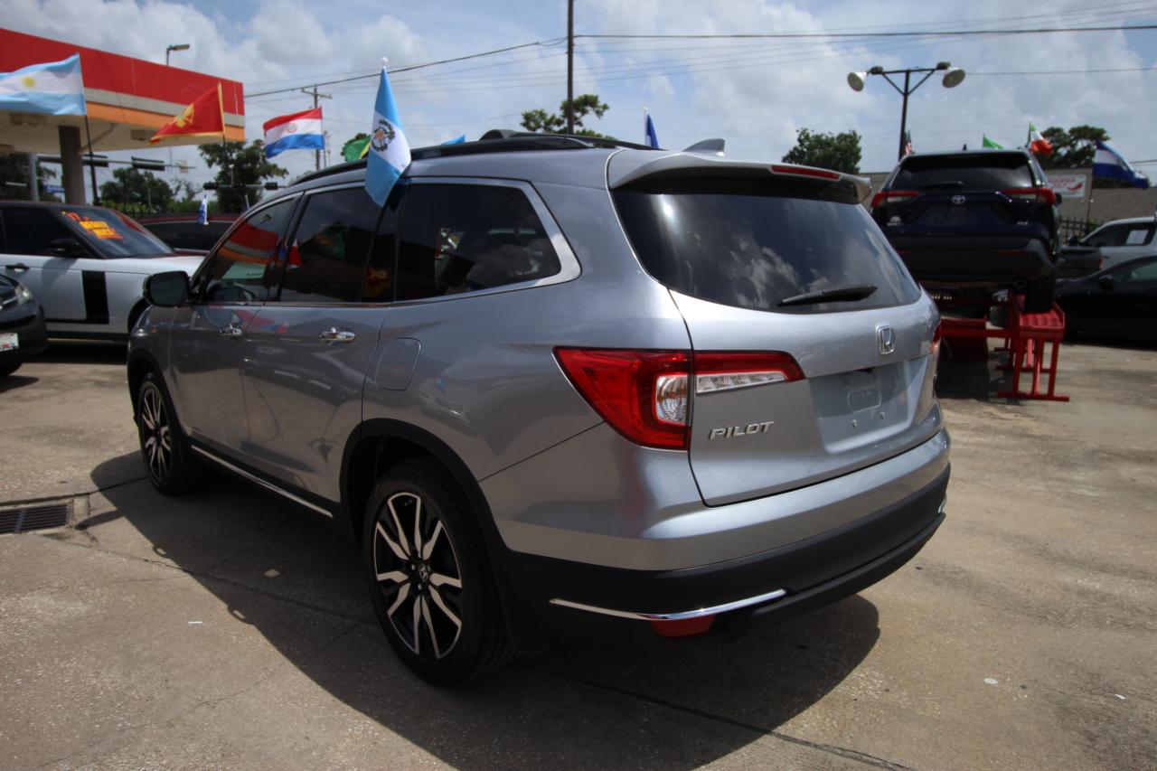 Honda Pilot Touring w/Rear Captain's Chairs 2019