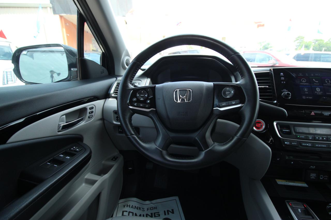 Honda Pilot Touring w/Rear Captain's Chairs 2019