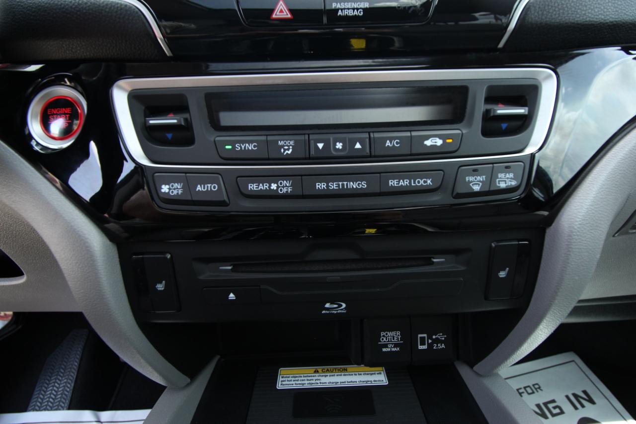 Honda Pilot Touring w/Rear Captain's Chairs 2019