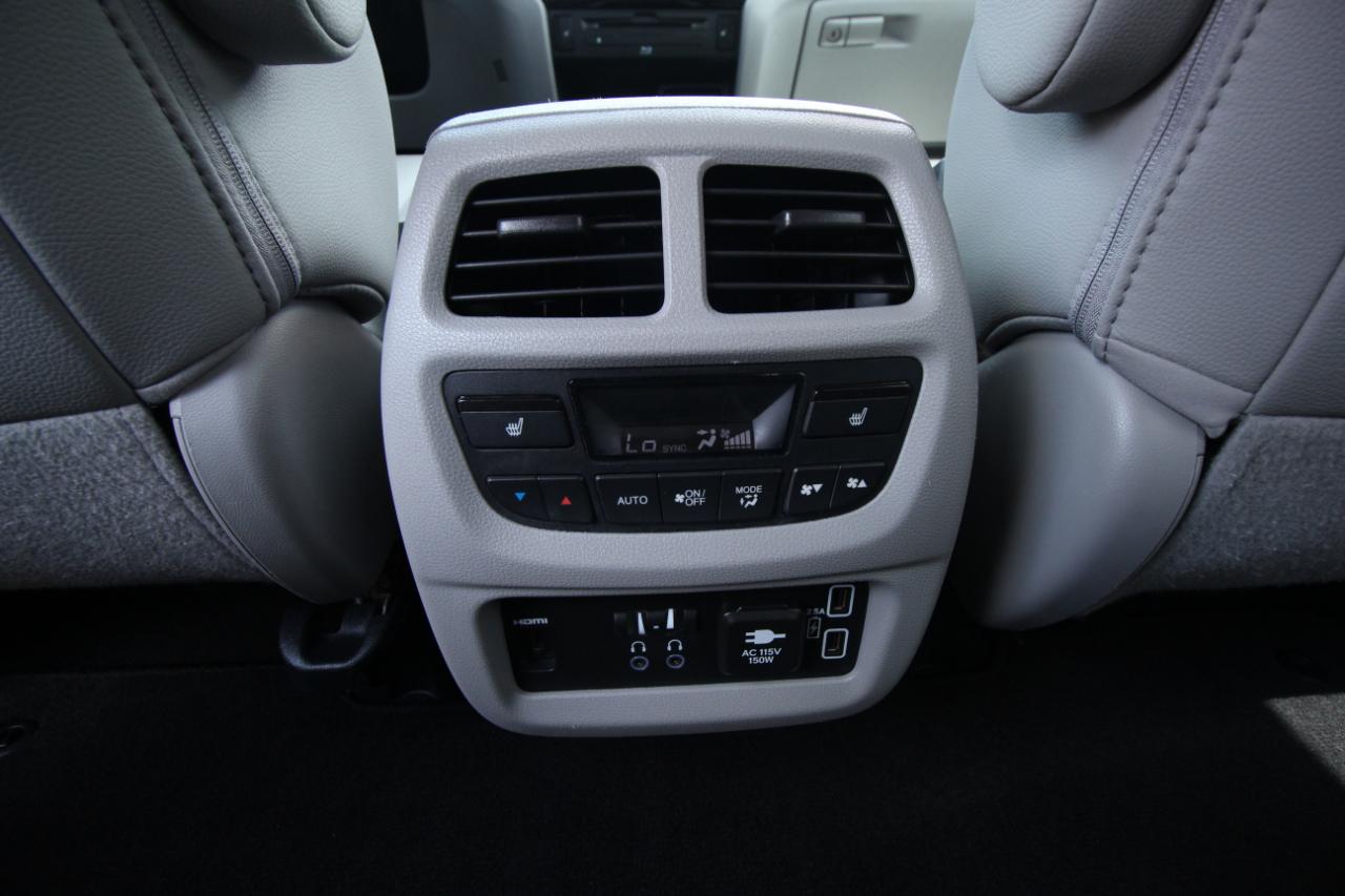 Honda Pilot Touring w/Rear Captain's Chairs 2019