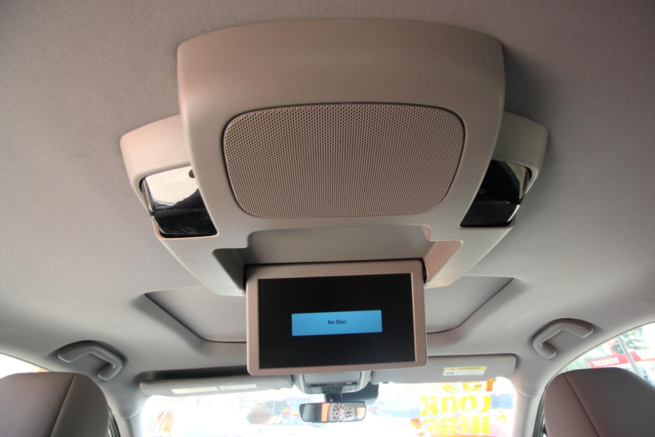 Honda Pilot Touring w/Rear Captain's Chairs 2019