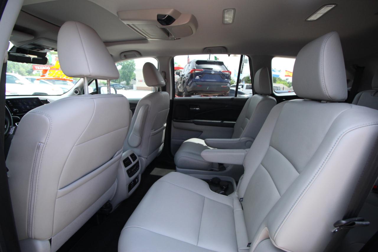Honda Pilot Touring w/Rear Captain's Chairs 2019