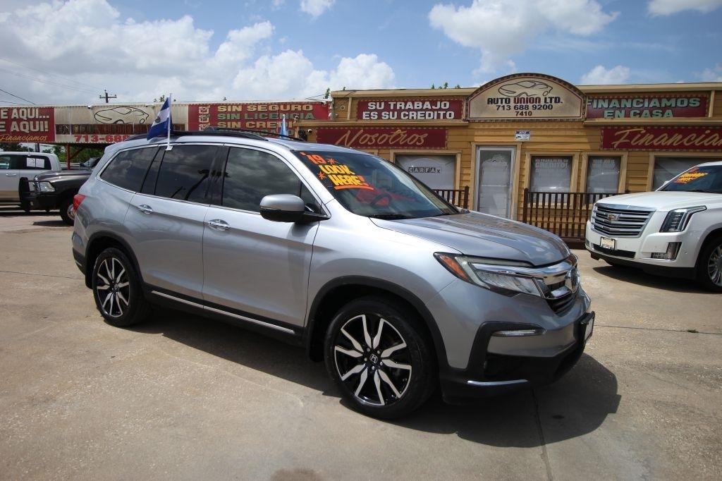 Honda Pilot Touring w/Rear Captain's Chairs 2019