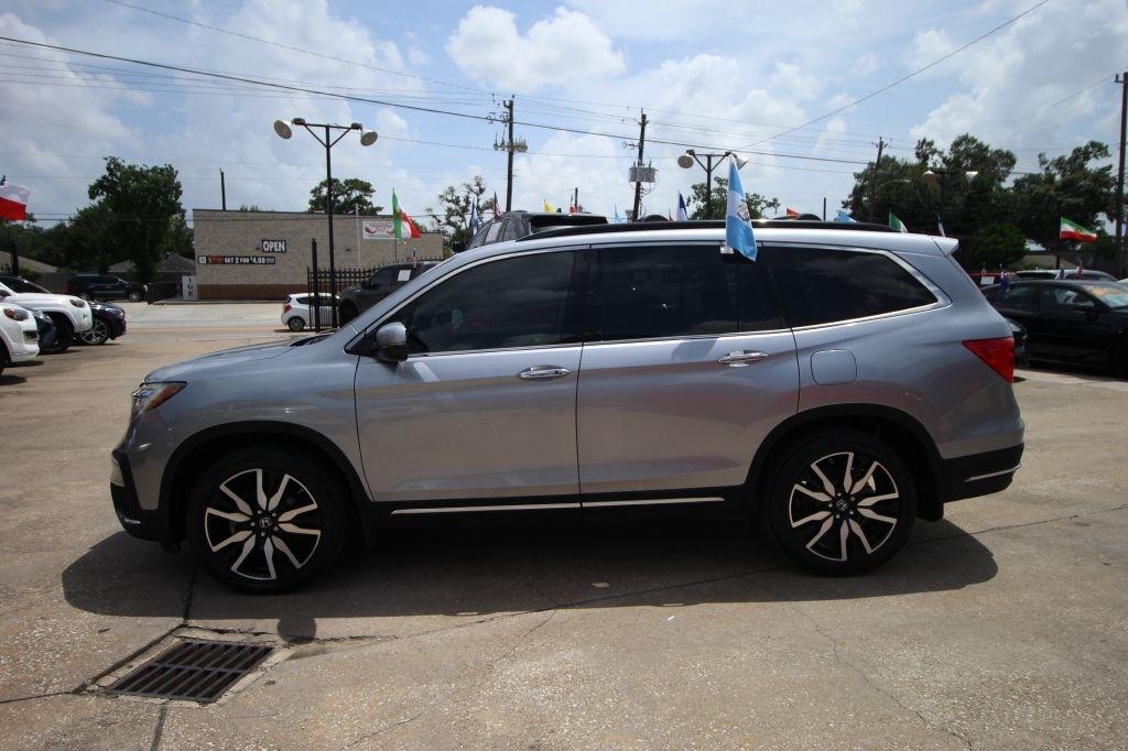 Honda Pilot Touring w/Rear Captain's Chairs 2019