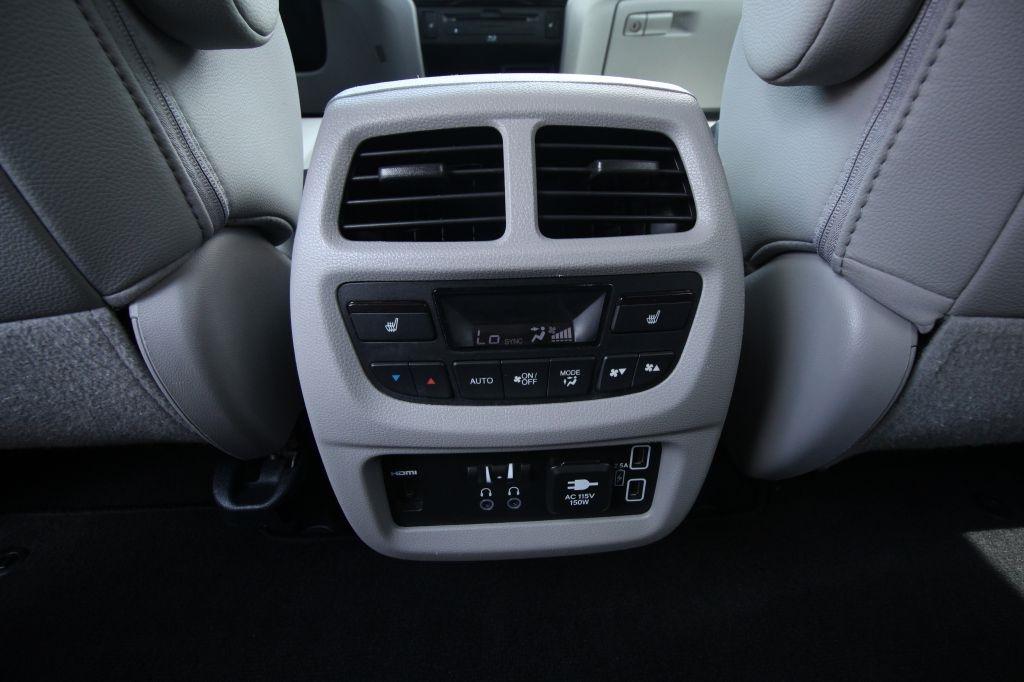 Honda Pilot Touring w/Rear Captain's Chairs 2019