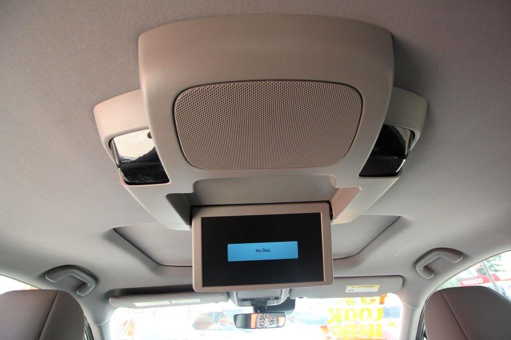 Honda Pilot Touring w/Rear Captain's Chairs 2019