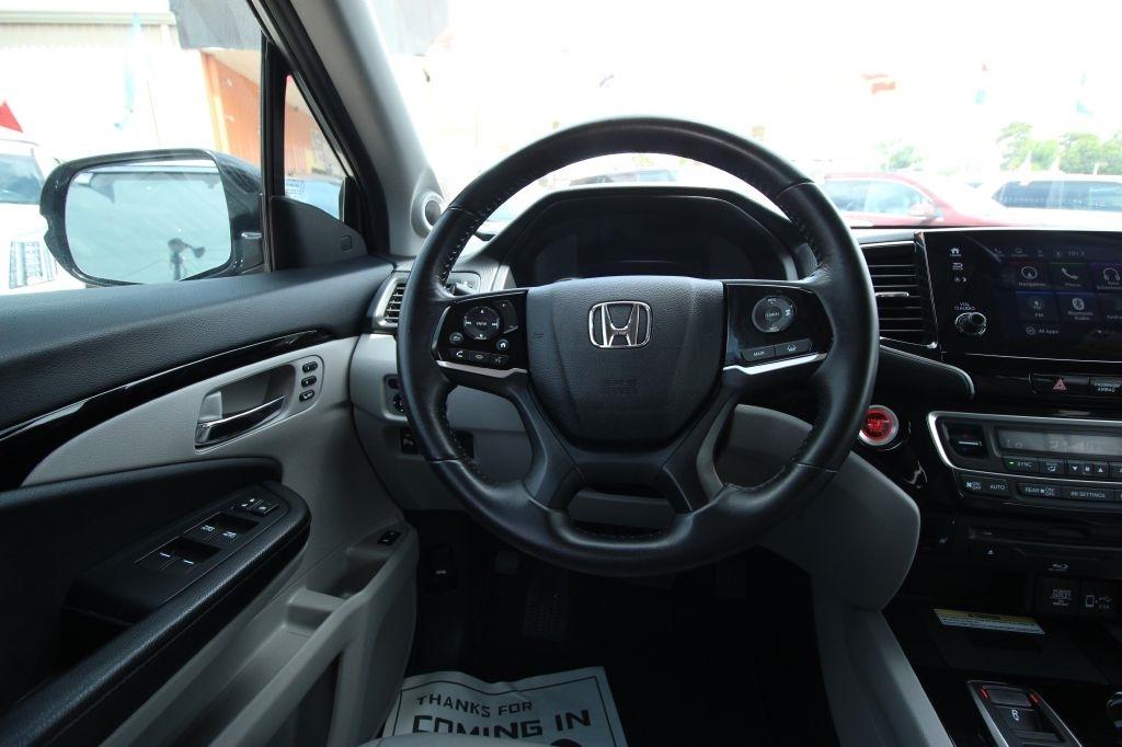 Honda Pilot Touring w/Rear Captain's Chairs 2019