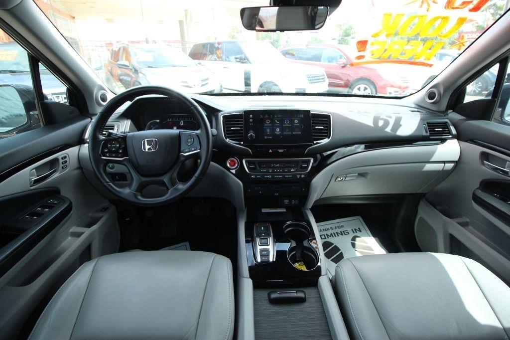 Honda Pilot Touring w/Rear Captain's Chairs 2019