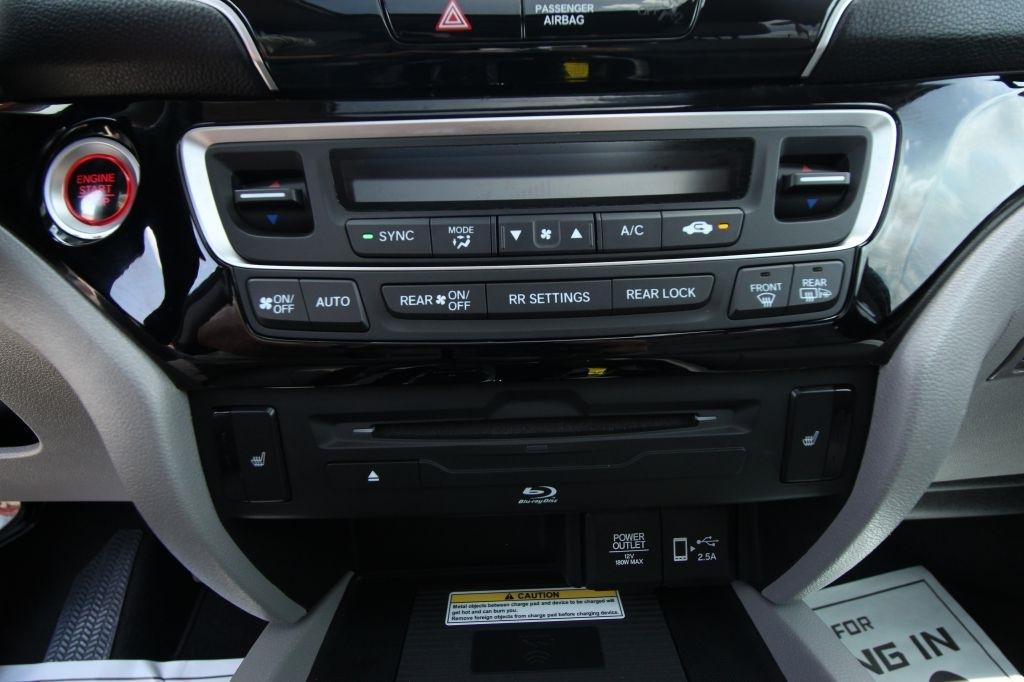Honda Pilot Touring w/Rear Captain's Chairs 2019