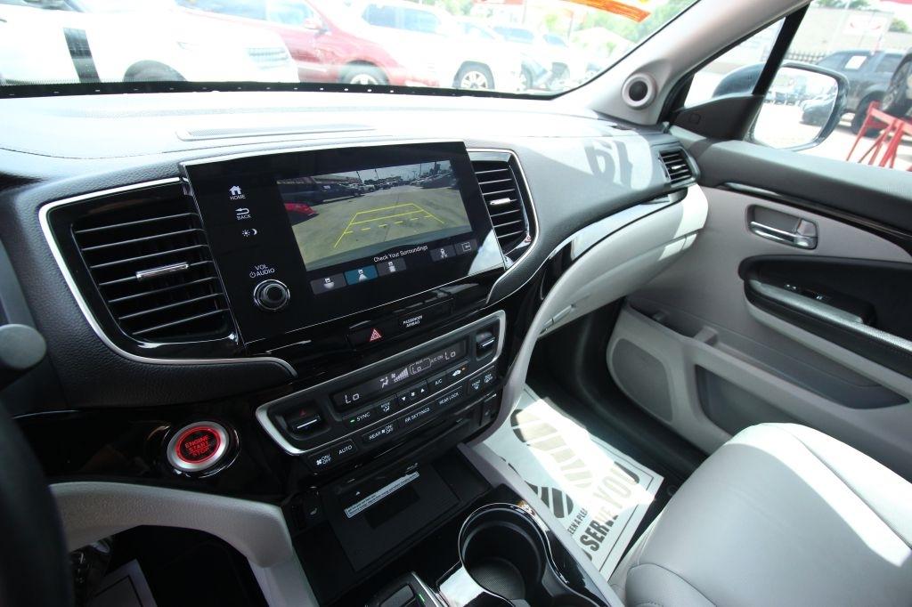 Honda Pilot Touring w/Rear Captain's Chairs 2019