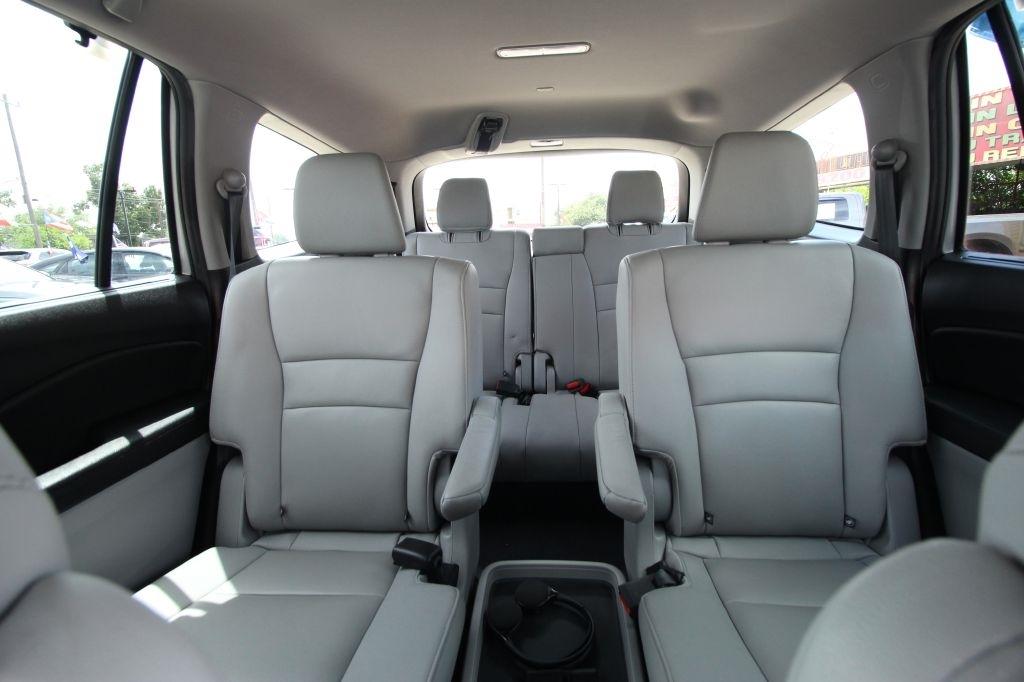 Honda Pilot Touring w/Rear Captain's Chairs 2019