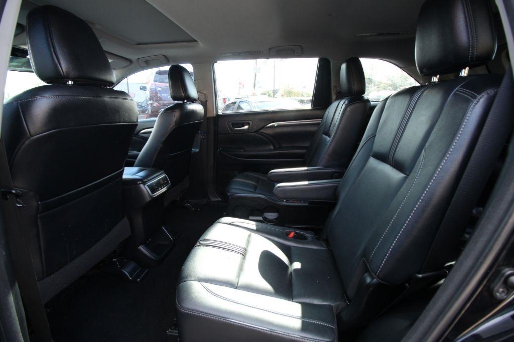 Toyota Highlander SE FWD V6 2017