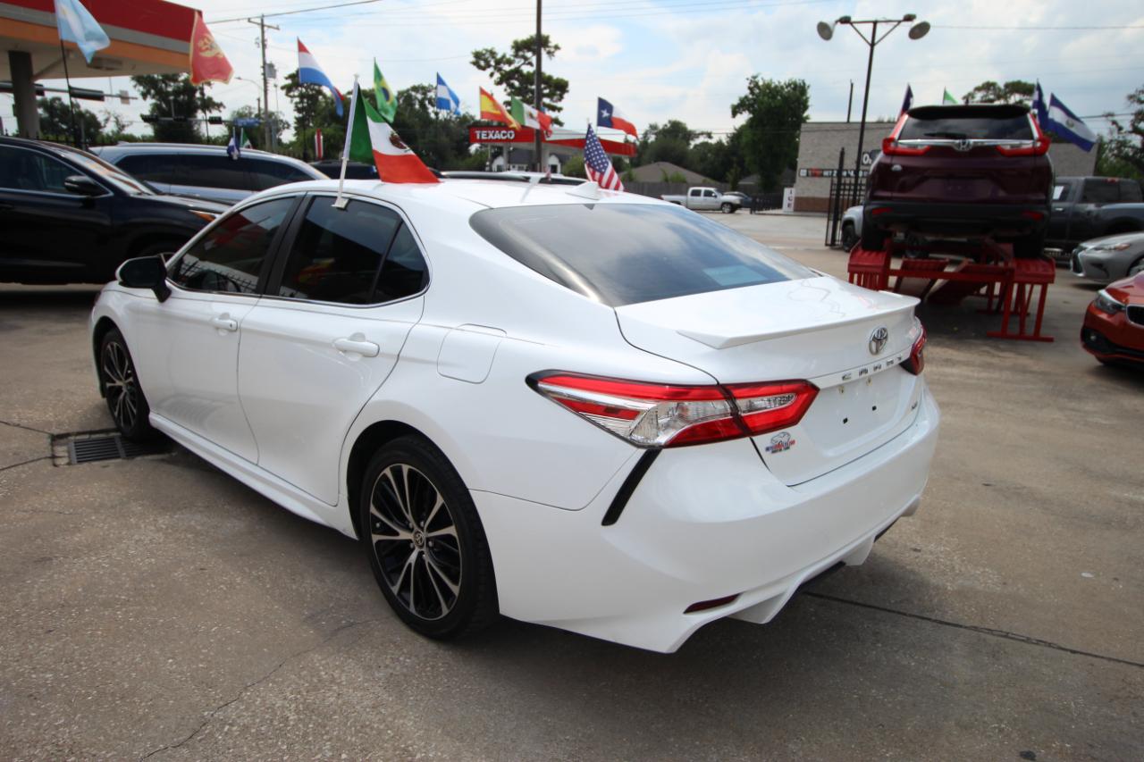 Toyota Camry SE 2020