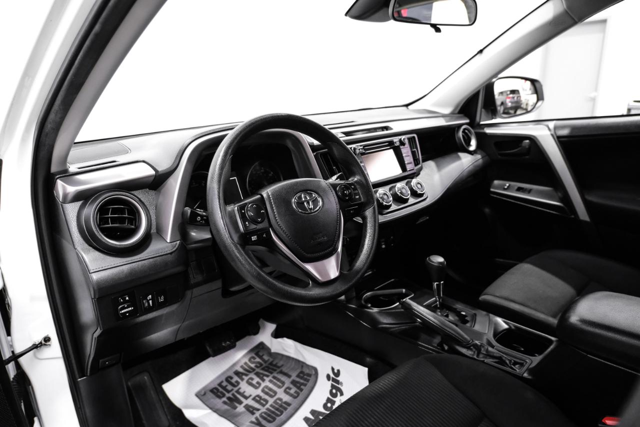 Toyota RAV4 LE FWD (Natl) 2018