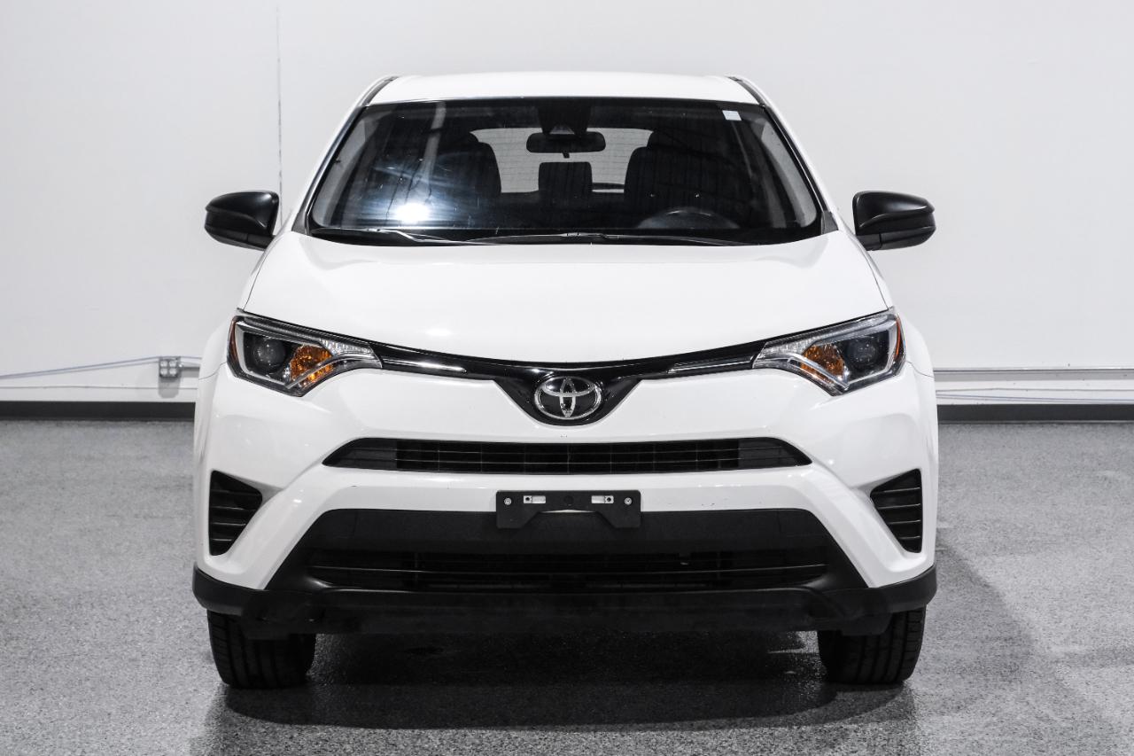 Toyota RAV4 LE FWD (Natl) 2018