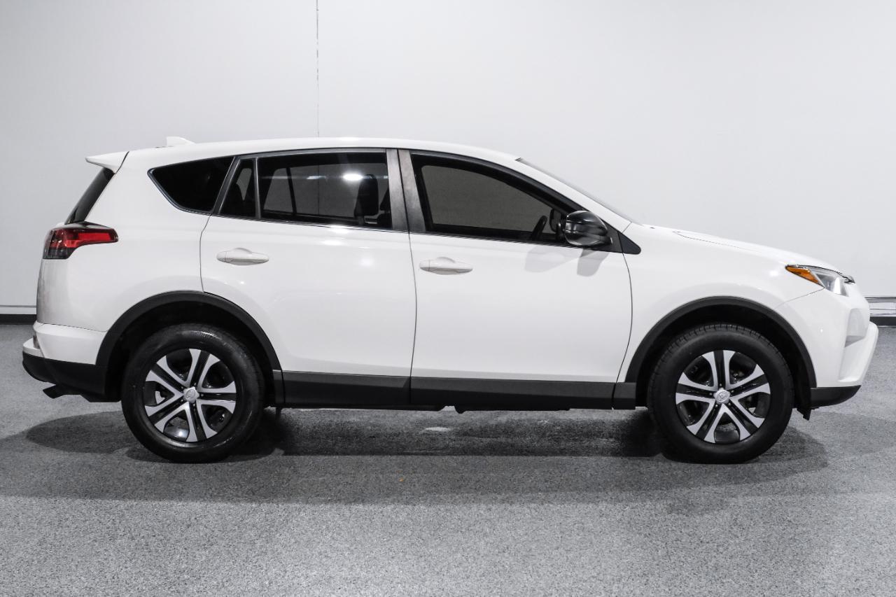 Toyota RAV4 LE FWD (Natl) 2018