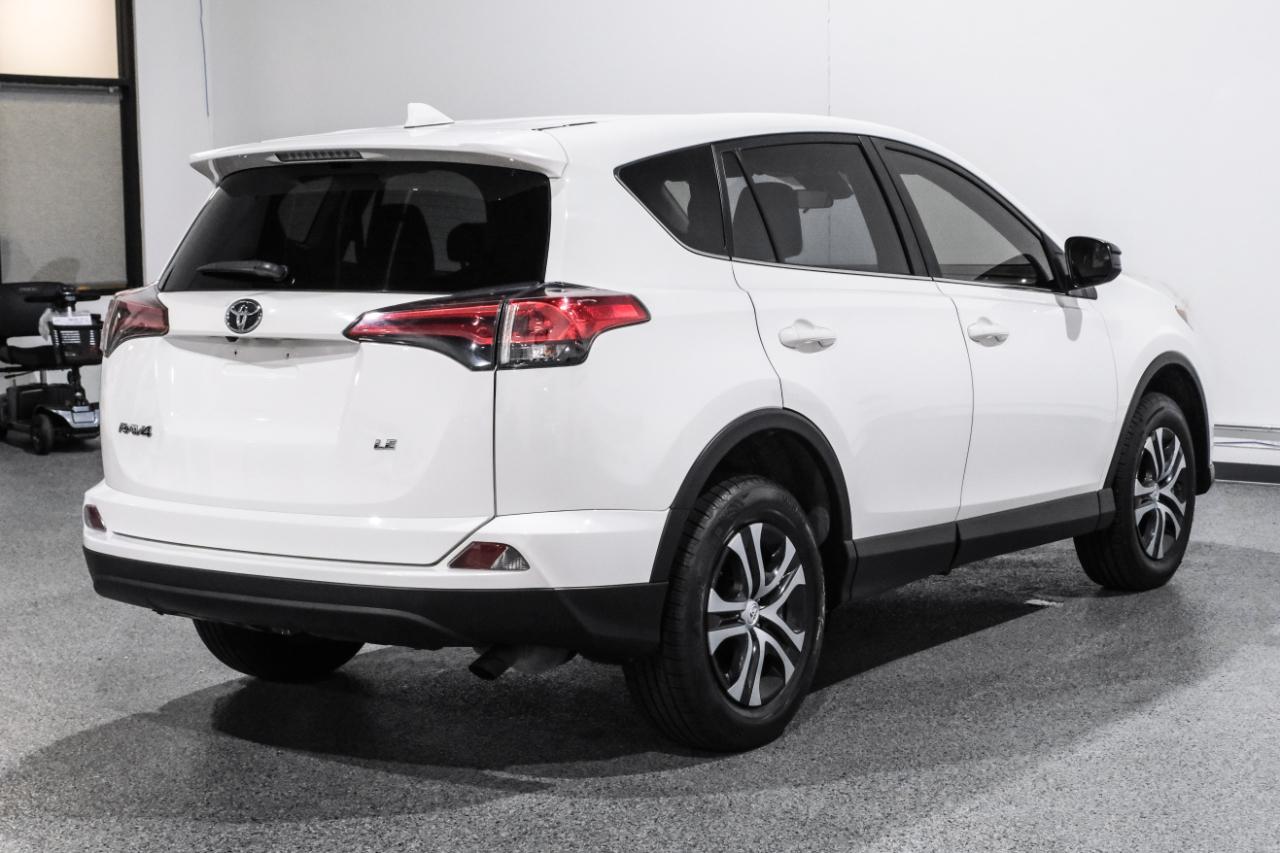 Toyota RAV4 LE FWD (Natl) 2018
