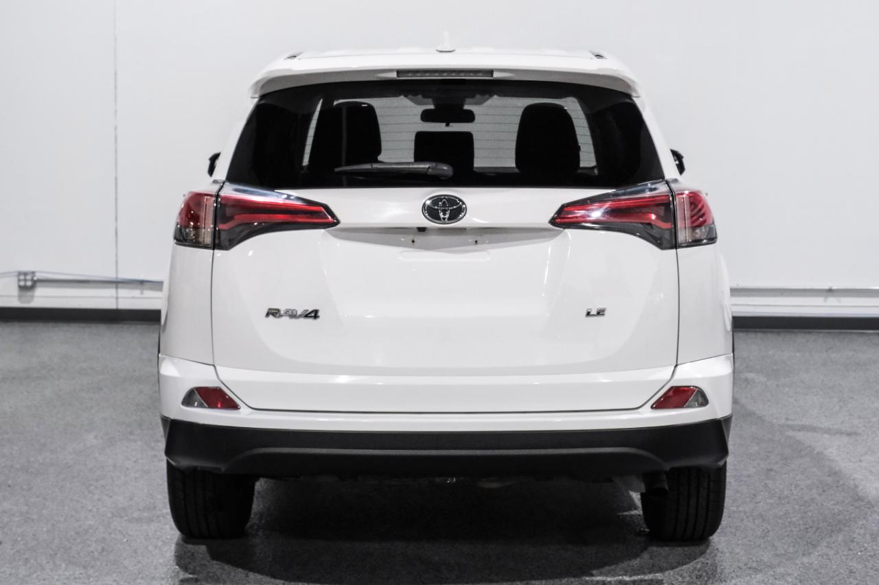 Toyota RAV4 LE FWD (Natl) 2018