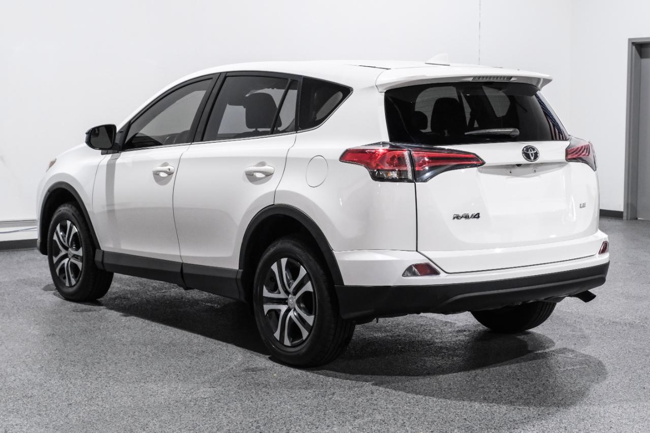 Toyota RAV4 LE FWD (Natl) 2018