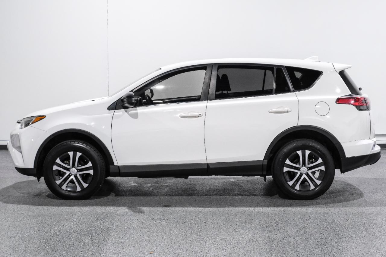 Toyota RAV4 LE FWD (Natl) 2018