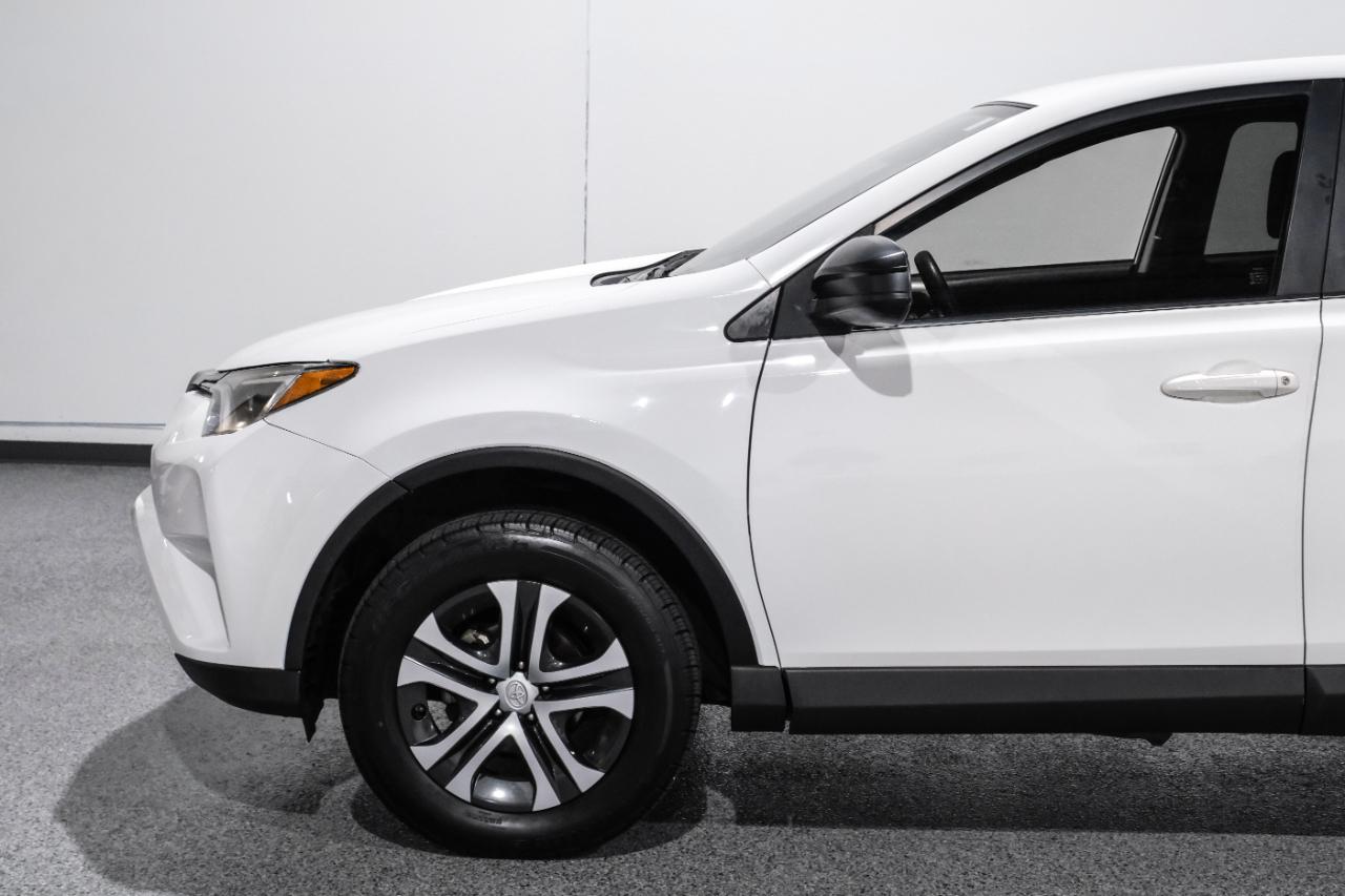 Toyota RAV4 LE FWD (Natl) 2018