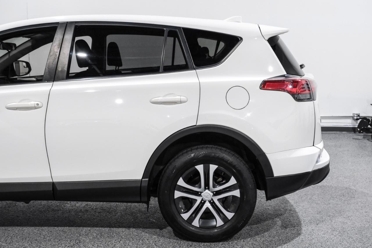 Toyota RAV4 LE FWD (Natl) 2018