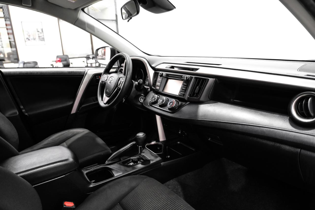 Toyota RAV4 LE FWD (Natl) 2018