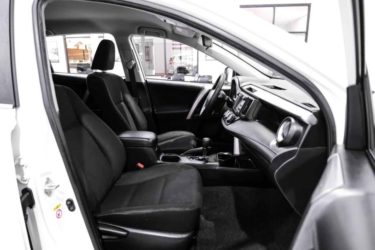 Toyota RAV4 LE FWD (Natl) 2018